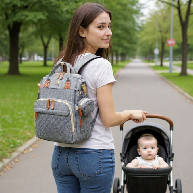 una foto de una madre llevando una